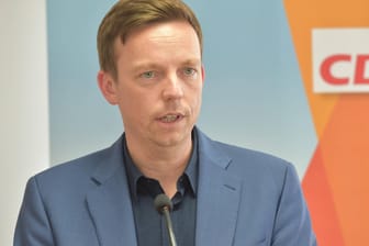 Tobias Hans spricht bei einer Pressekonferenz. Der saarländische Ministerpräsident hat weitreichende Forderungen zu Corona-Maßnahmen aufgestellt.