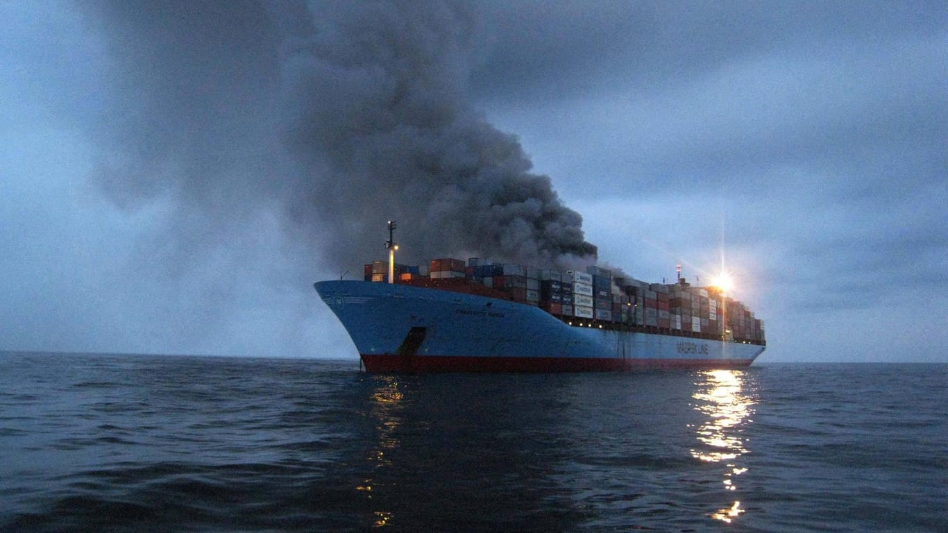 Rauch steigt von einem Containerschiff auf (Symbolbild). Vor der kanadischen Küste brennt derzeit ein ähnlicher Ozeanriese.