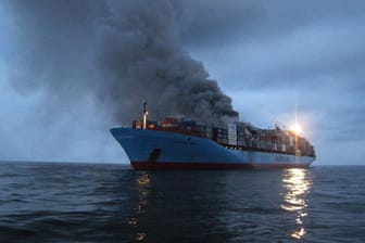 Rauch steigt von einem Containerschiff auf (Symbolbild). Vor der kanadischen Küste brennt derzeit ein ähnlicher Ozeanriese.