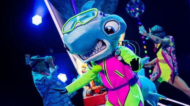 Die Figur "Der Hammerhai" steht in der Prosieben-Show "The Masked Singer" auf der Bühne.