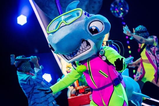 Die Figur "Der Hammerhai" steht in der Prosieben-Show "The Masked Singer" auf der Bühne.