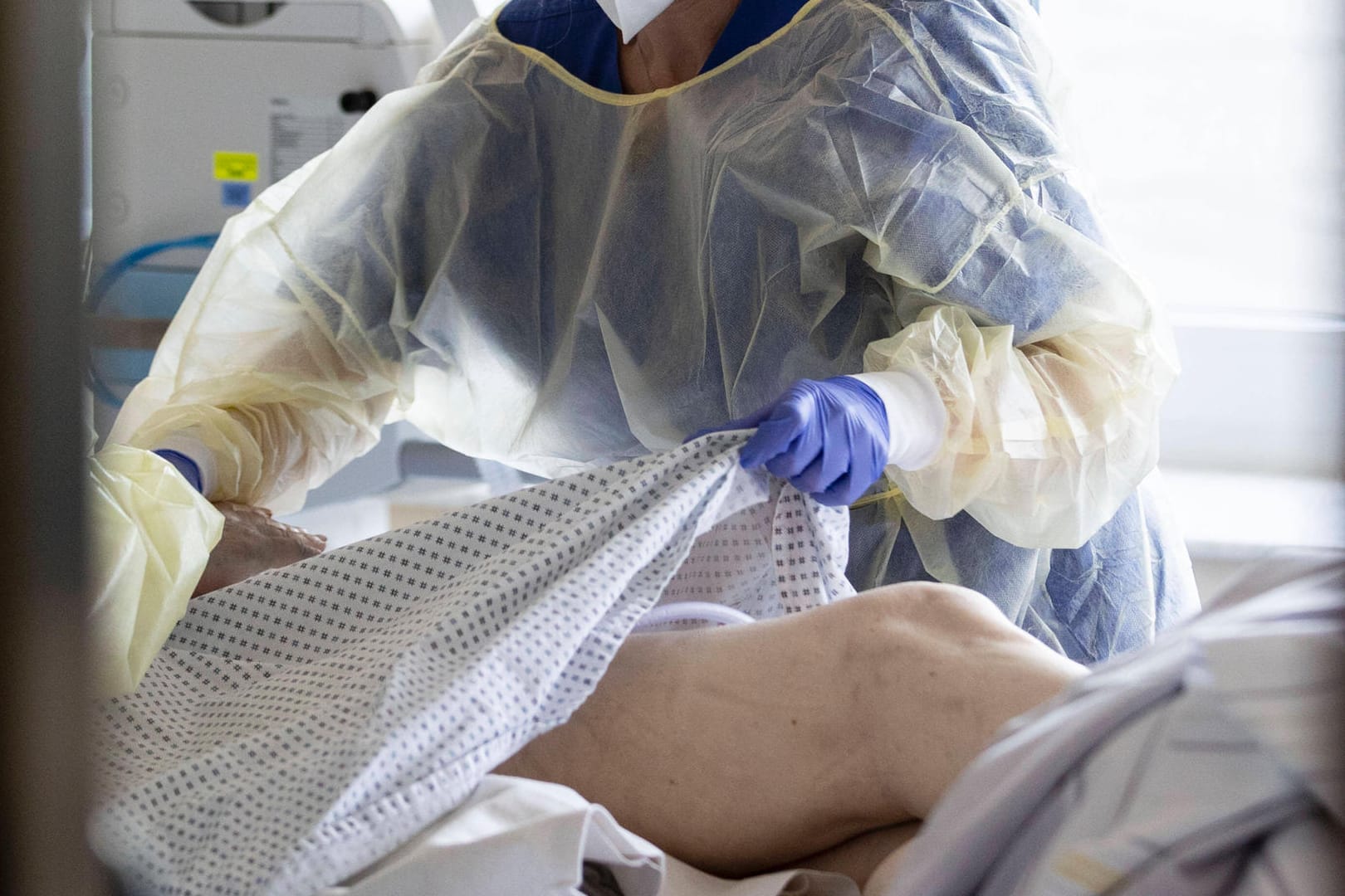 Eine Pflegerin betreut eine Intensivpatientin auf der Coronastation (Archivbild). Die Inzidenz in Deutschland ist weiter dreistellig.