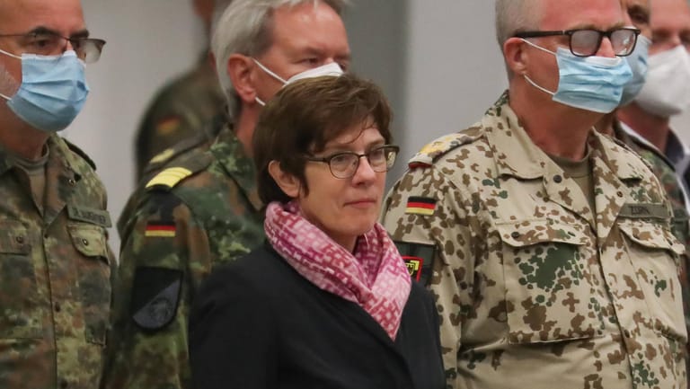 Annegret Kramp-Karrenbauer steht mit Soldaten der Evakuierungseinheit in Wunstorf (Archivbild). Die Verteidigungsministerin ist wegen Äußerungen zu Russland in die Kritik geraten.