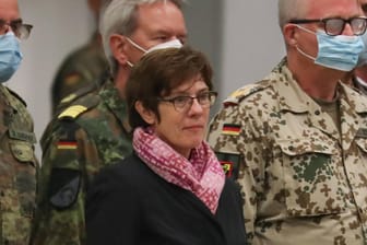 Annegret Kramp-Karrenbauer steht mit Soldaten der Evakuierungseinheit in Wunstorf (Archivbild). Die Verteidigungsministerin ist wegen Äußerungen zu Russland in die Kritik geraten.