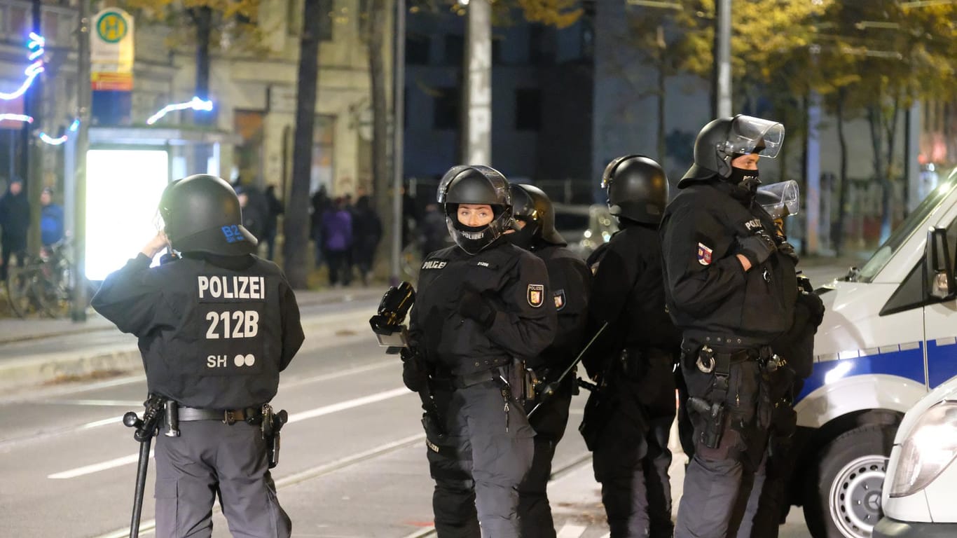 Polizisten an einer Kreuzung im Stadtteil Connewitz: Nach dem Verbot drei linker Demonstrationen am Samstag in Leipzig hat die Polizei massive Präsenz in der Stadt gezeigt.