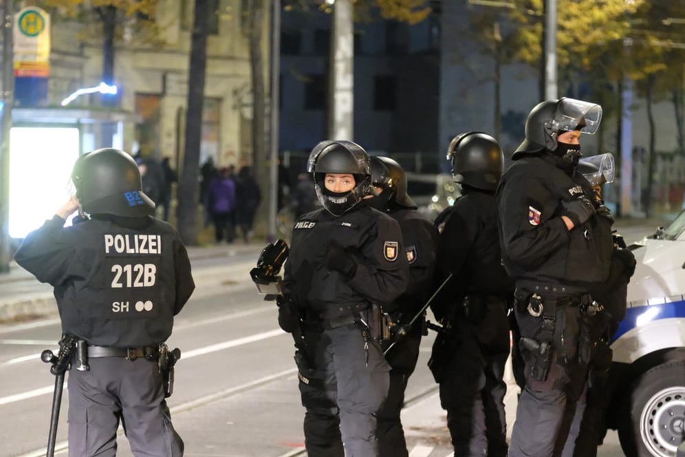Polizisten an einer Kreuzung im Stadtteil Connewitz: Nach dem Verbot drei linker Demonstrationen am Samstag in Leipzig hat die Polizei massive Präsenz in der Stadt gezeigt.
