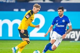 Dresdens Luca Herrmann (l) und Schalkes Danny Latza