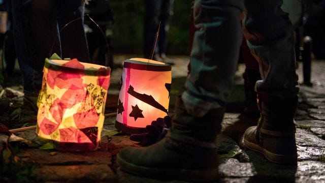 Laternen stehen bei einem Martinsumzug auf dem Boden