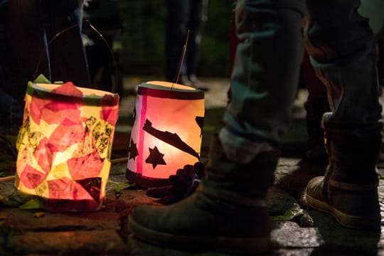 Laternen stehen bei einem Martinsumzug auf dem Boden