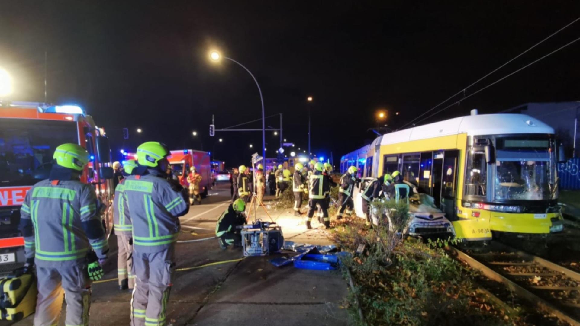 Einsatzkräfte am Unfallort: Die Insassen des Wagens waren im Wrack eingeklemmt und mussten mit schwerem Gerät befreit werden.