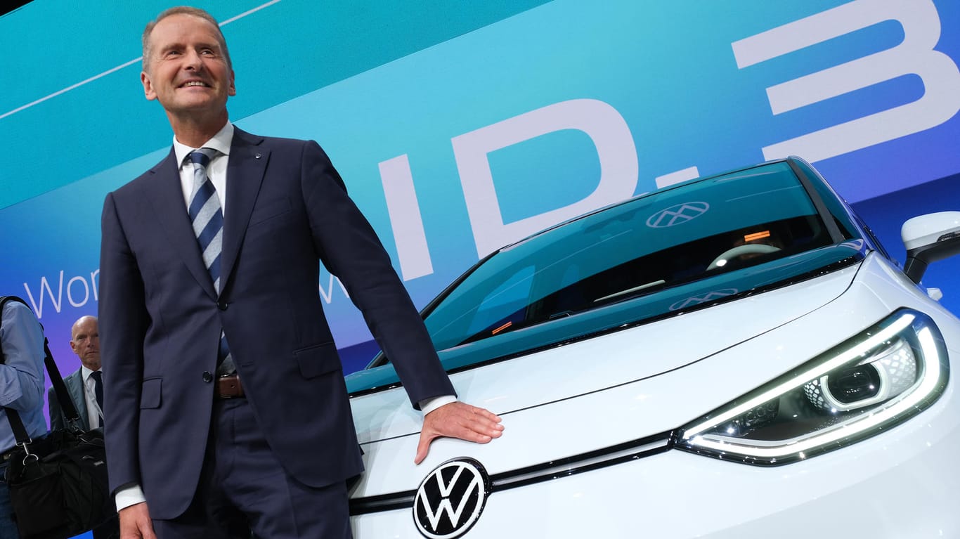 VW-Chef Herbert Diess mit einem ID.3: Die übrigen Manager des Weltkonzerns müssen sich bis Ende 2022 erst einmal mit den Verbrennermodellen zufriedengeben.