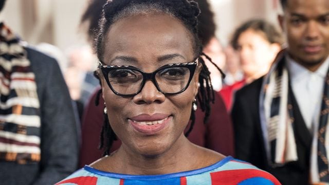 Autorin Tsitsi Dangarembga aus Simbabwe erhält in der Frankfurter Paulskirche den Friedenspreis des Deutschen Buchhandels. Autorin Tsitsi Dangarembga aus Simbabwe erhält in der Frankfurter Paulskirche den Friedenspreis des Deutschen Buchhandels.