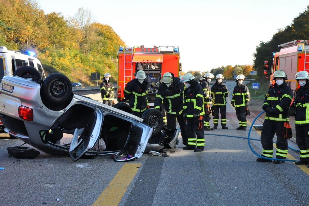 Feuerwehrleute neben dem Wrack des VW: Der Fahrer starb noch an der Unfallstelle.
