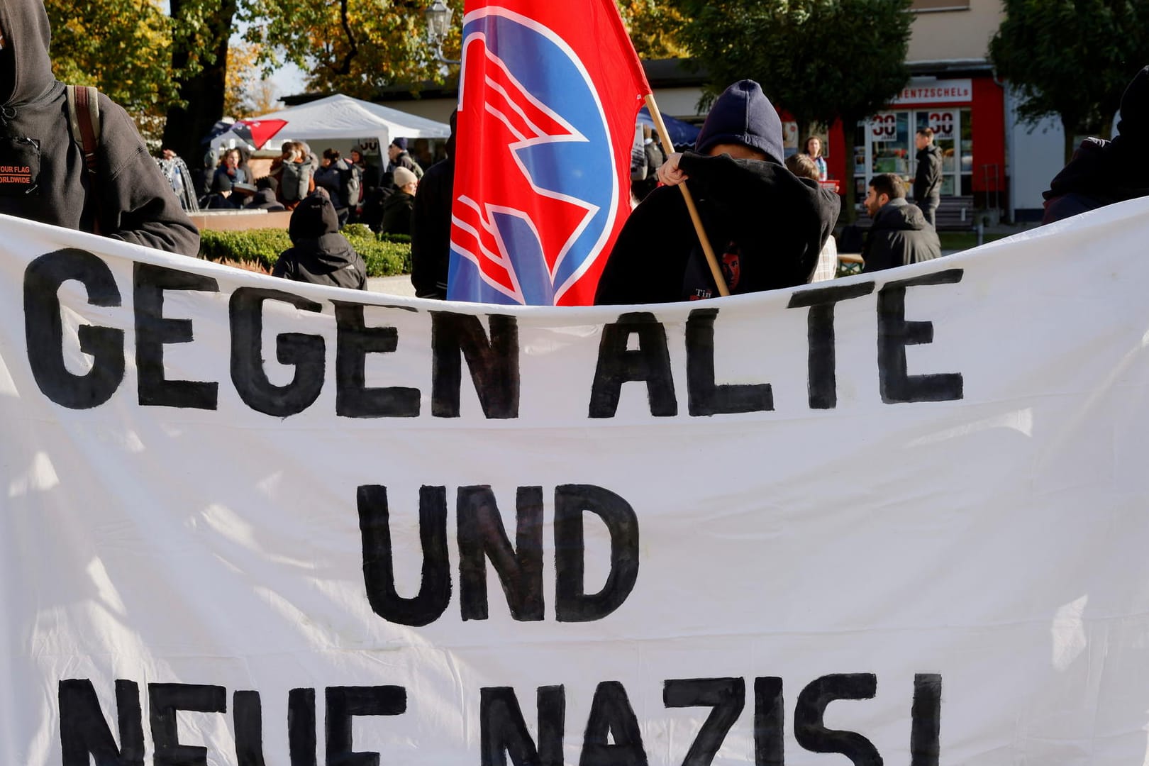 Mahnwache gegen Rassismus: In Guben demonstrierten am Samstag rund 120 Menschen bevor die Rechtsextremen in der Nacht versuchten, ihren sogenannten Grenzgang zu starten.