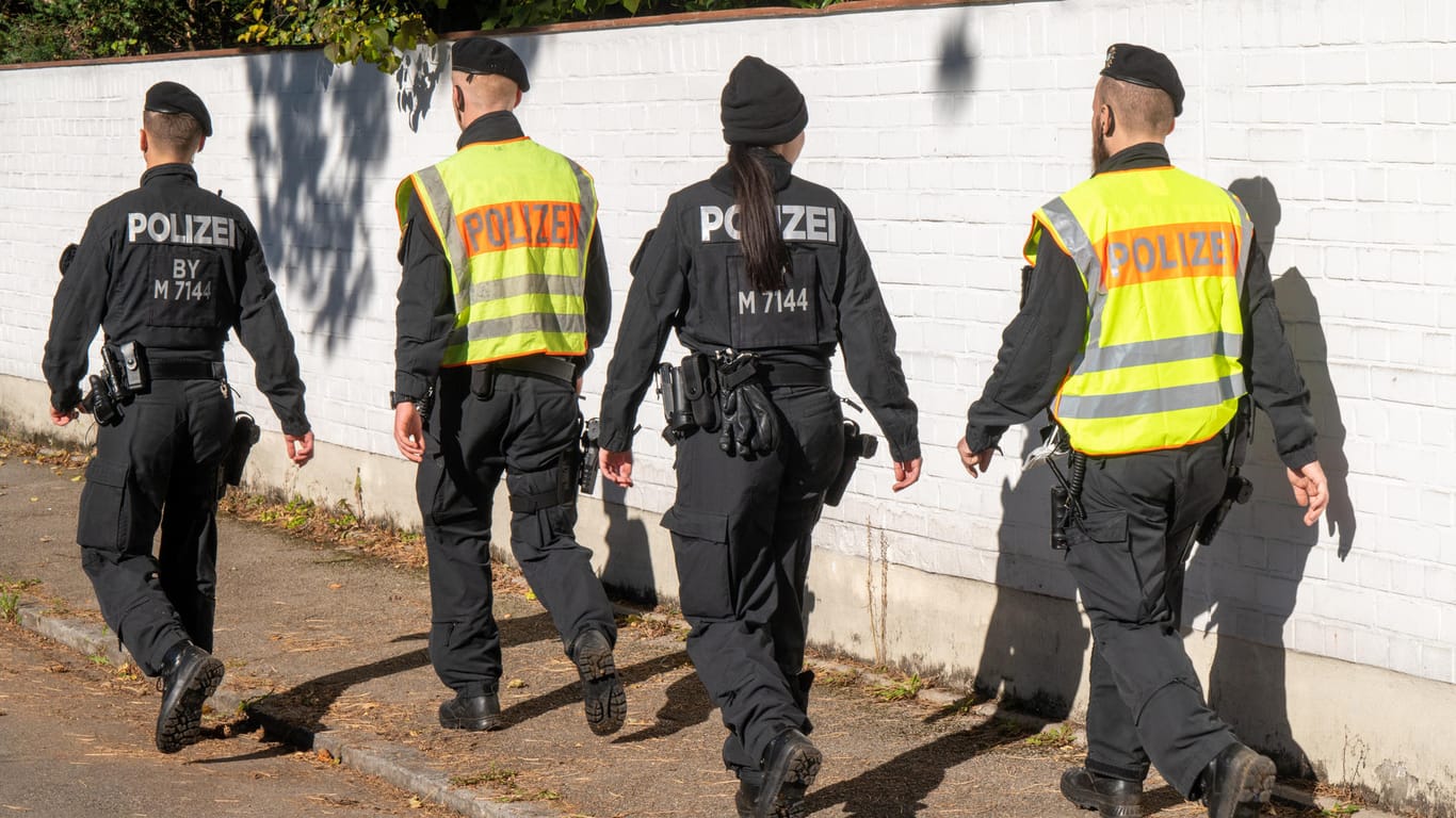 Polizisten im Münchner Stadtbezirk Bogenhausen: Die Beamten fahnden nach einem 17-Jährigen, der unter Verdacht steht, das Mädchen getötet zu haben.