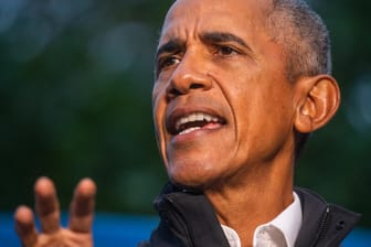 Barack Obama: Der ehemalige US-Präsident auf der Bühne einer Wahlveranstaltung im Weequahic Park.
