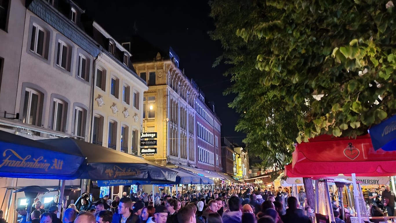 Die Düsseldorfer Altstadt an einem ganz gewöhnlichen Samstagabend: Die Schlangen der Clubs werden mit jeder Minute länger.