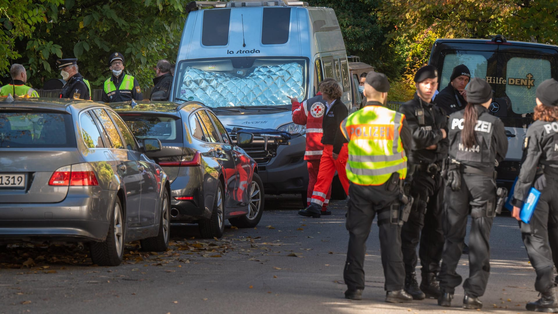 Bestatter, Mitarbeiter des Deutschen Roten Kreuzes und Polizisten am Tatort in München: Dort suchten die Polizei nach dem Tod der 14-Jährigen nach Spuren.