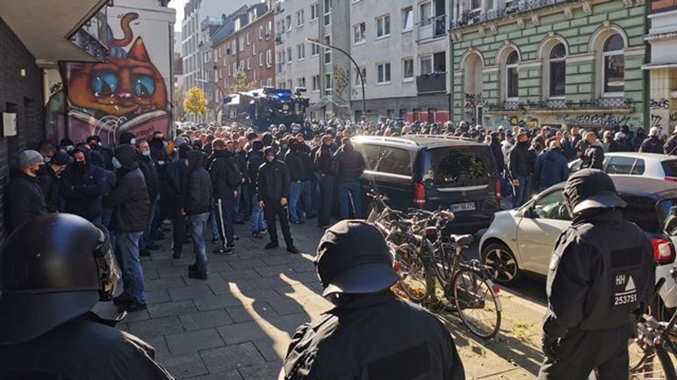 Platzverweise gegen Rostocker Fußball-Fans in Hamburg