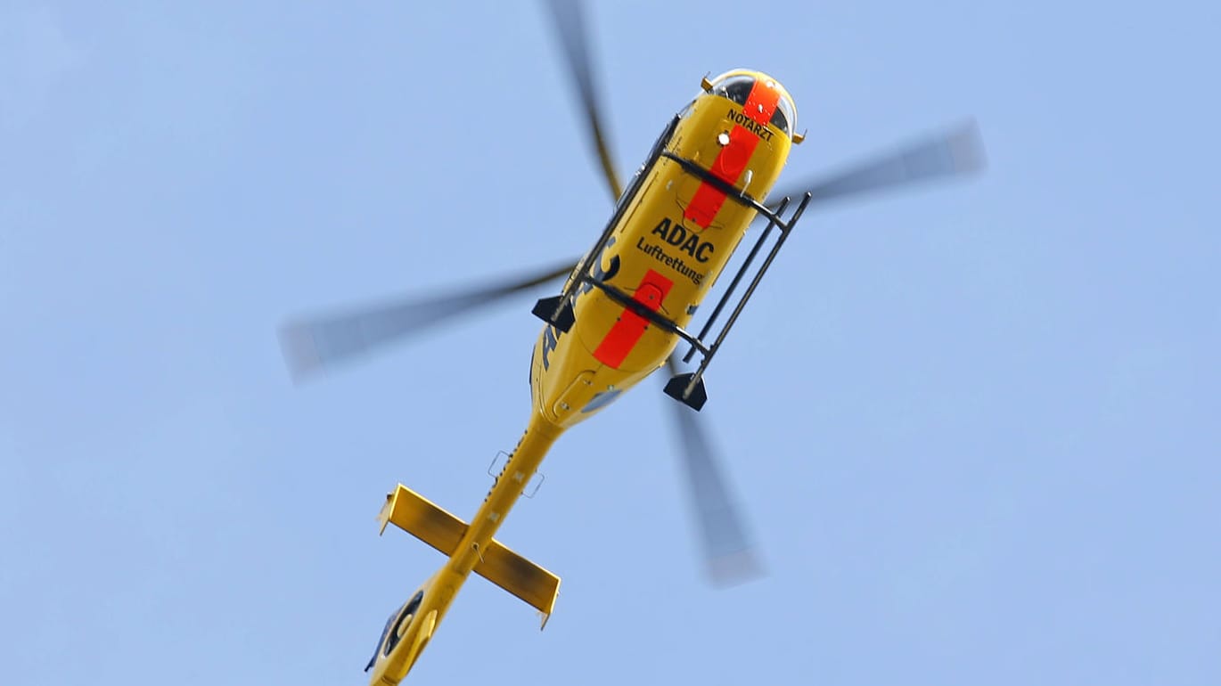 Ein Rettungshubschrauber (Symbolbild): Nach dem Unfall auf der B254 war auch ein Helikopter im Einsatz.