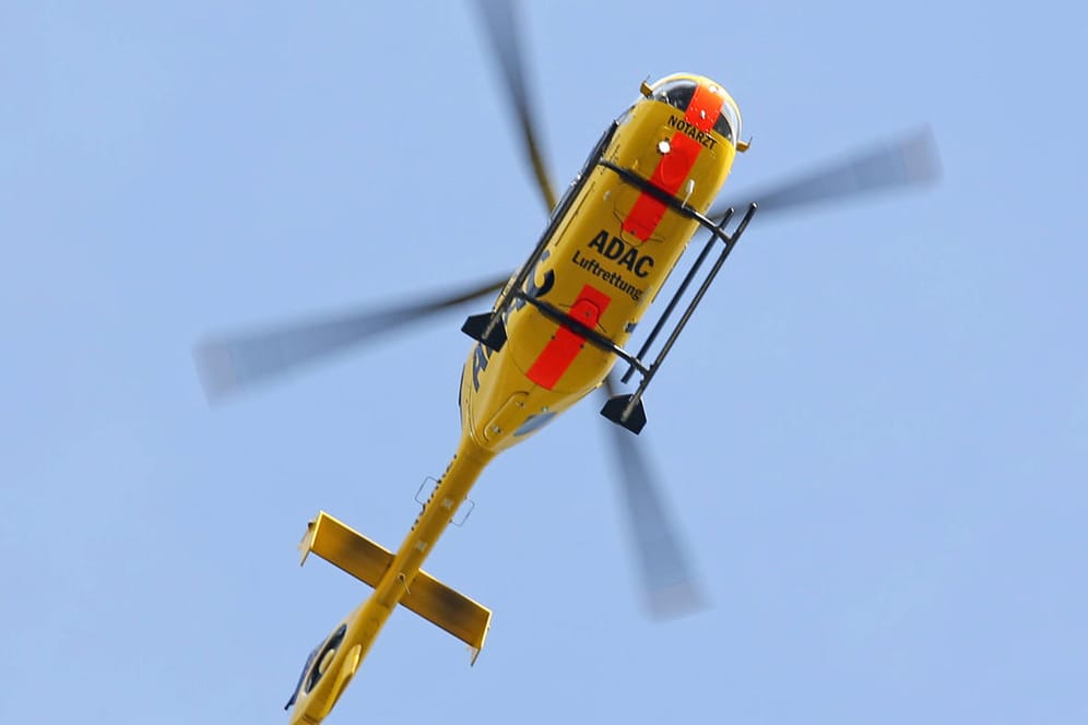 Ein Rettungshubschrauber (Symbolbild): Nach dem Unfall auf der B254 war auch ein Helikopter im Einsatz.