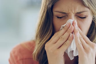 Gesundheit: Viele Menschen sind dieses Jahr für eine Erkältung "überfällig" – für Arbeitgeber könnte eine Krankheitswelle ganz schön teuer werden.