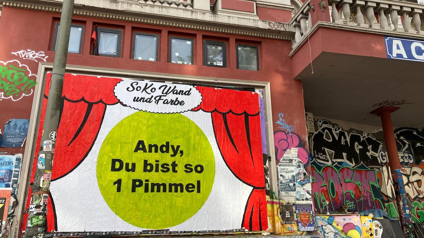 Das Großplakat an der Roten Flora vor dem Polizeieinsatz: Der Spruch, wegen dem es eine Hausdurchsuchung gab, prangt in großen Lettern im Stadtteil St. Pauli.