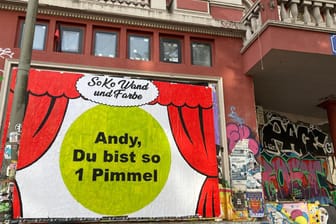 Das Großplakat an der Roten Flora vor dem Polizeieinsatz: Der Spruch, wegen dem es eine Hausdurchsuchung gab, prangt in großen Lettern im Stadtteil St. Pauli.