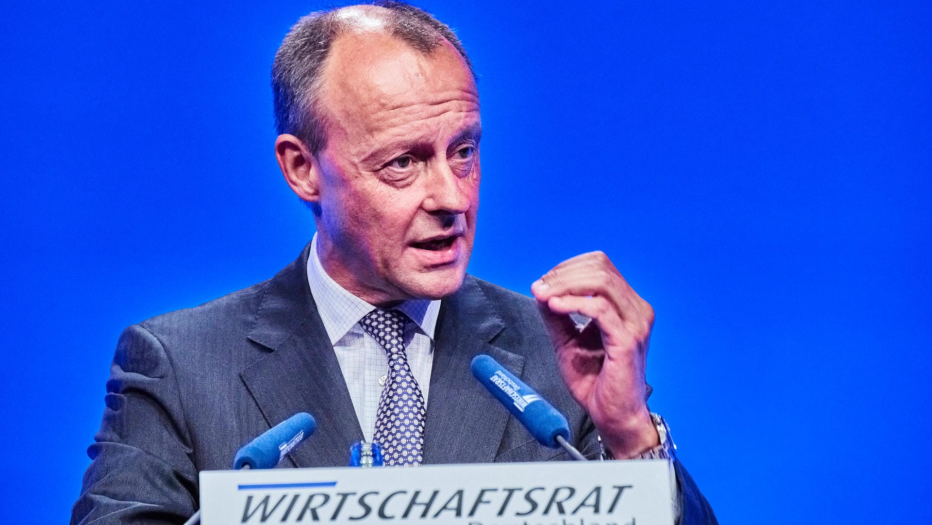 Friedrich Merz: Kurz nach der ersten gescheiterten Kandidatur für den CDU-Parteivorsitz wurde er zum Vize-Präsidenten des Wirtschafstrats der CDU gewählt und ist prominentestes Gesicht.