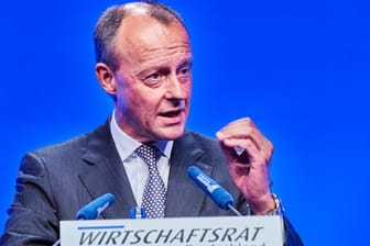 Friedrich Merz: Kurz nach der ersten gescheiterten Kandidatur für den CDU-Parteivorsitz wurde er zum Vize-Präsidenten des Wirtschafstrats der CDU gewählt und ist prominentestes Gesicht.