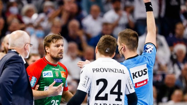 Schiedsrichter Sebastian Grobe zeigt die Rote Karte Schiedsrichter Sebastian Grobe zeigt die Rote Karte