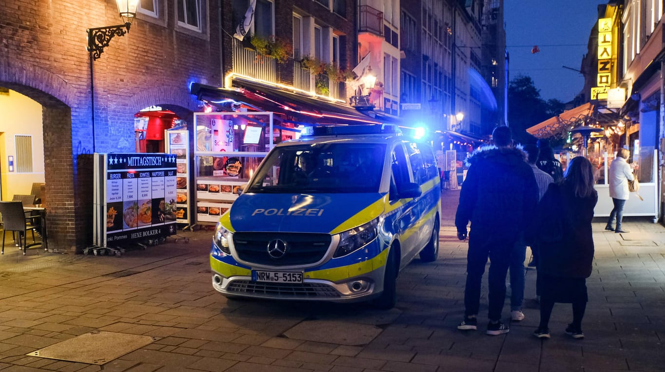 Polizeiwagen mit Blaulicht in der Düsseldorfer Altstadt Anfang Oktober: "Je später es wird, desto unsicherer wird es."