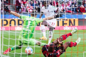 Der Anschlusstreffer: Kölns Modeste (M.) trifft gegen Bayer Leverkusen.
