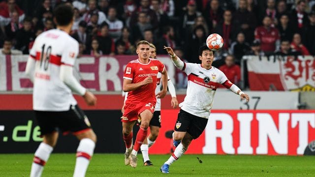 Einen Punkt konnte der VfB Stuttgart (weiße Trikot) gegen Union Berlin noch ergattern. Einen Punkt konnte der VfB Stuttgart (weiße Trikot) gegen Union Berlin noch ergattern.
