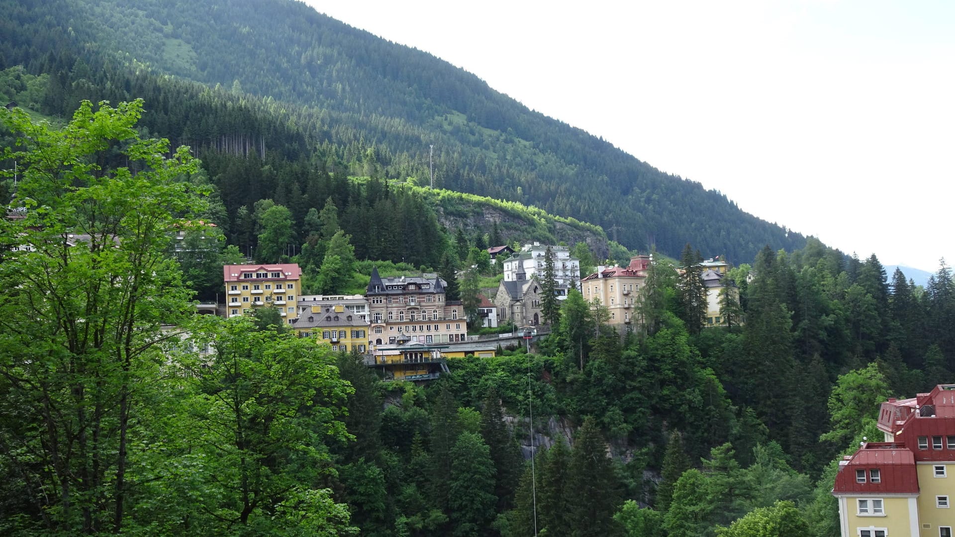Bad Gastein: Eine Wanderin ist nahe der Stadt von einem Abhang gestürzt. Bad Gastein: Eine Wanderin ist nahe der Stadt von einem Abhang gestürzt.