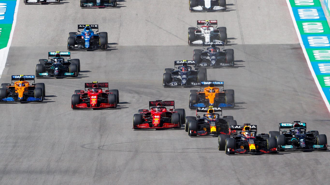 Szene beim Start zum Großen Preis der USA: Hamilton und Verstappen (vorne, v. r.) duellieren sich.