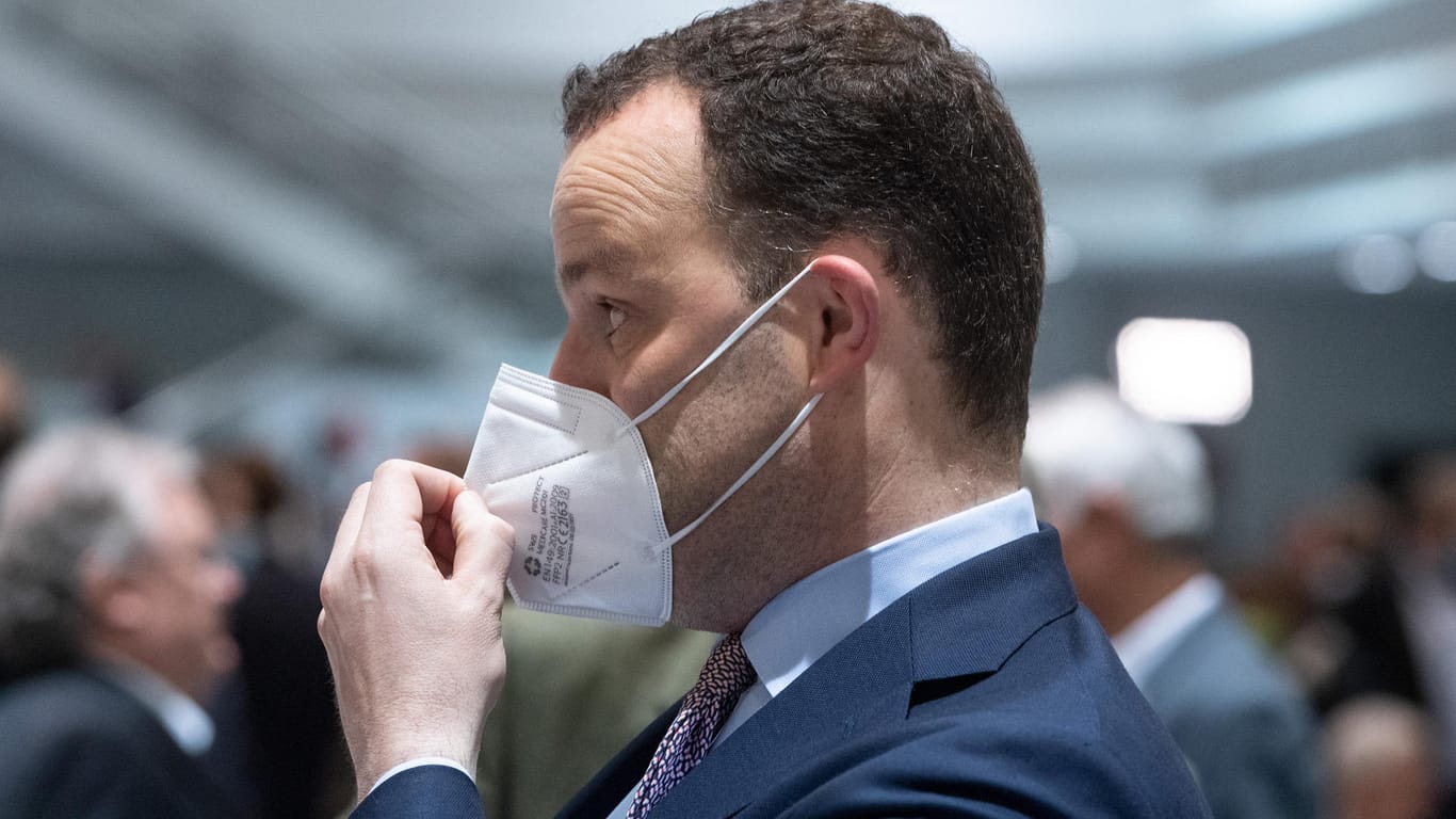 Jens Spahn zieht seine Maske beim Landesparteitag der CDU zurecht (Archivbild). Der Gesundheitsminister will den Corona-Ausnahmezustand beenden.