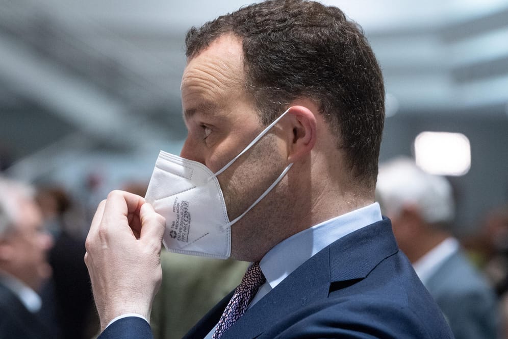 Jens Spahn zieht seine Maske beim Landesparteitag der CDU zurecht (Archivbild). Der Gesundheitsminister will den Corona-Ausnahmezustand beenden.