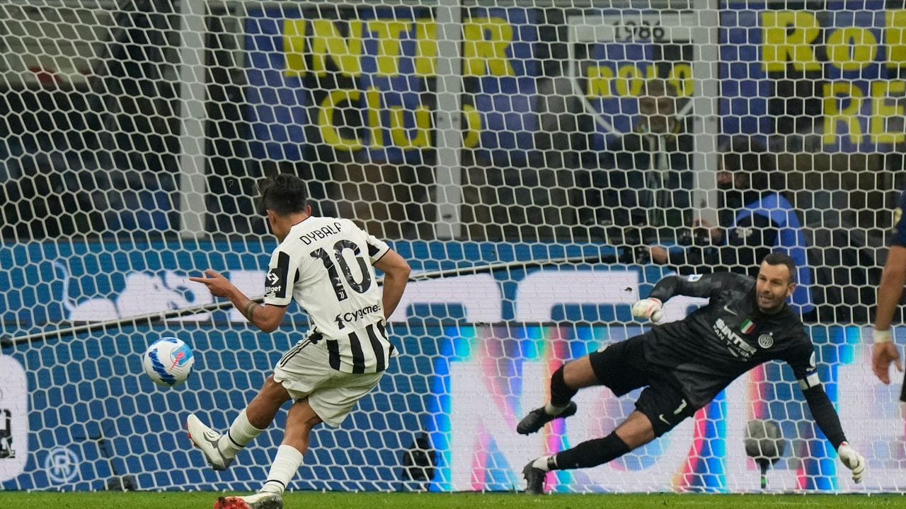 Paulo Dybala (l) sorgte per Elfmeter für Juves Ausgleich bei Inter Mailand.