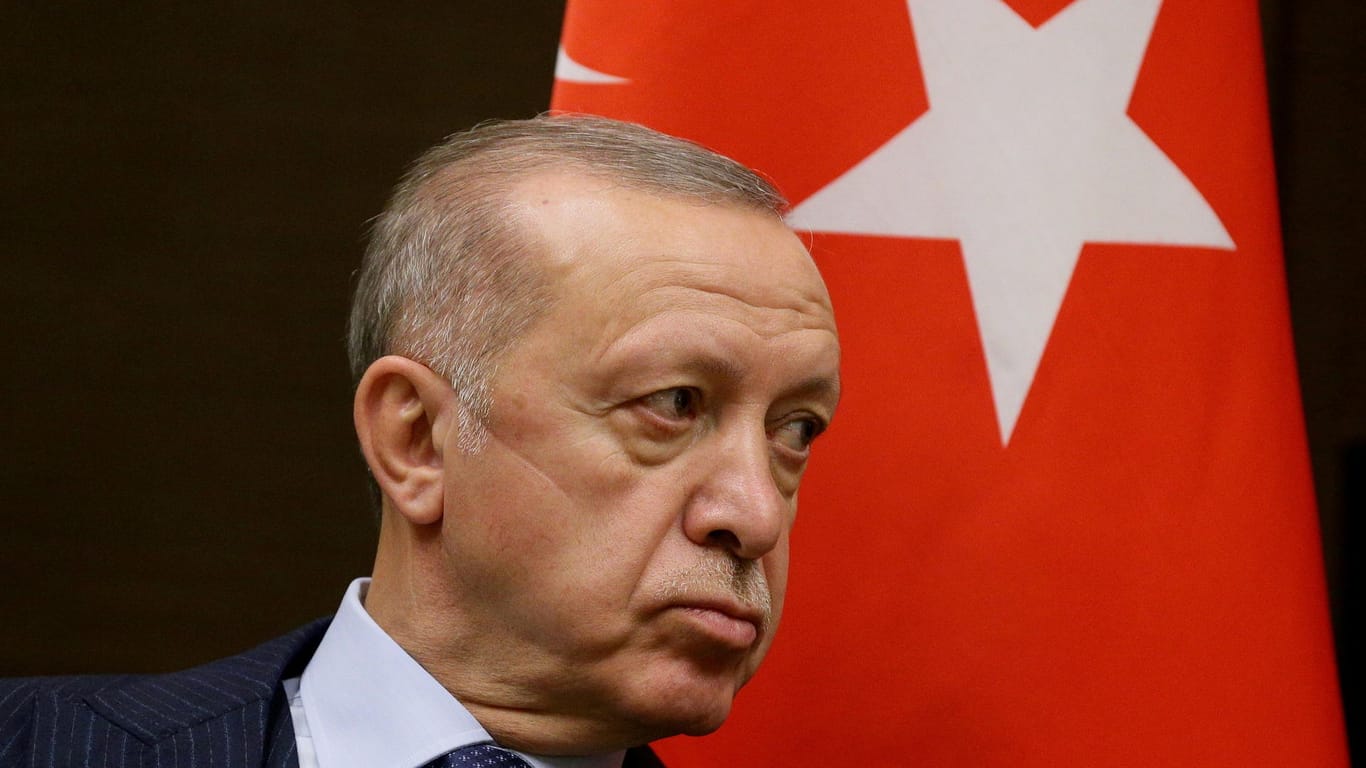 Der türkische Präsident Recep Tayyip Erdogan bei einer Konferenz in Sochi (Archivbild). Die türkische Lira stürzt nach seiner Diplomaten-Kritik dramatisch ab.