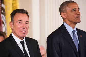 Bruce Springsteen und Barack Obama im Weißen Haus (Archivbild). Die beiden Freunde machen sich Sorgen um die Spaltung der Gesellschaft in den USA und Europa.