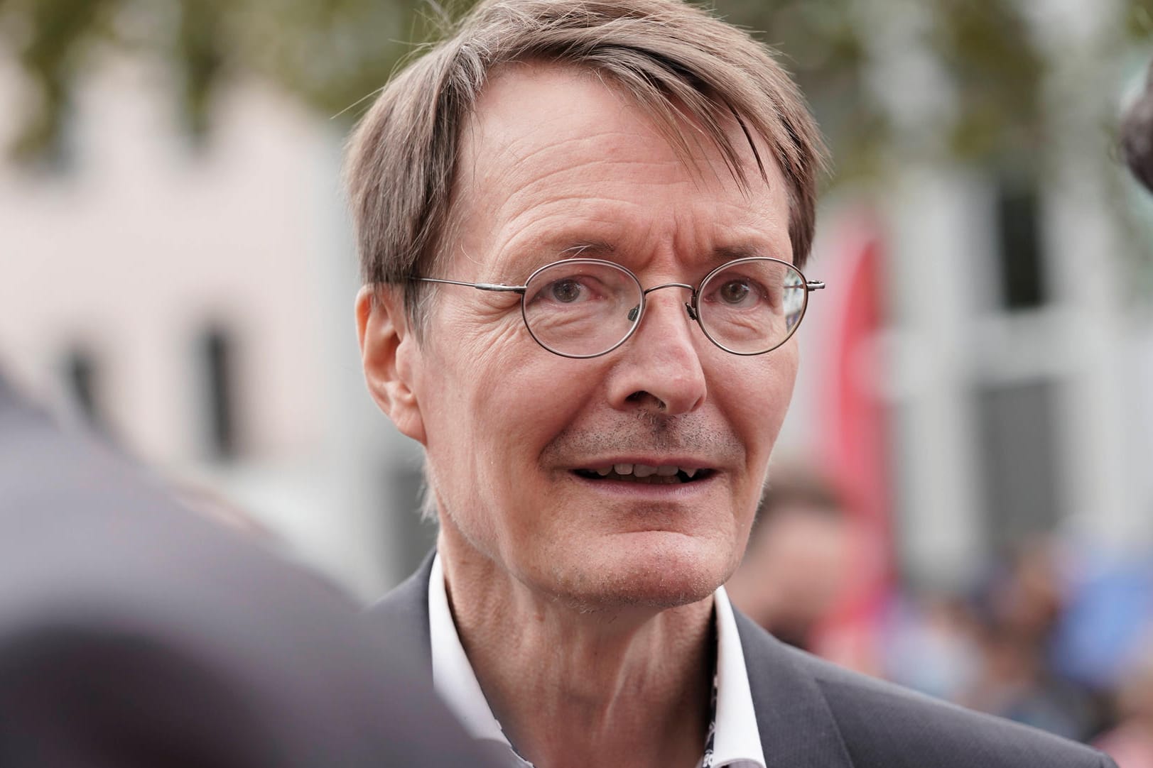 Karl Lauterbach spricht im Wahlkampf mit Bürgern (Archivbild): Der SPD-Politiker warnt vor einem Anstieg der Infektionen in Schulen und Betrieben.