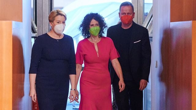 Die Fraktionsvorsitzenden ihrer Parteien Franziska Giffey (l-r, SPD), Bettina Jarasch (B90/Grüne) und Klaus Lederer (Linke): SPD, Grüne und Linke wollen auch in den kommenden Jahren gemeinsam regieren.
