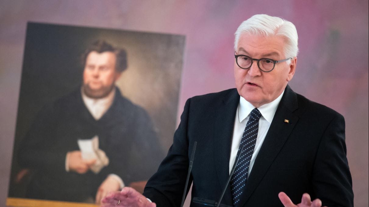 Bundespräsident Steinmeier mit einem Porträt des demokratischen Vorkämpfers Robert Blum.