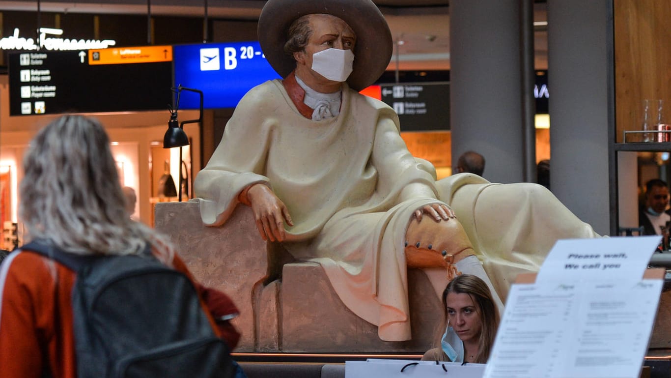 Eine Statue von Goethe mit Maske auf den Frankfurter Flughafen (Symbolbild): Die Inzidenz in Deutschland liegt weiter über 100.