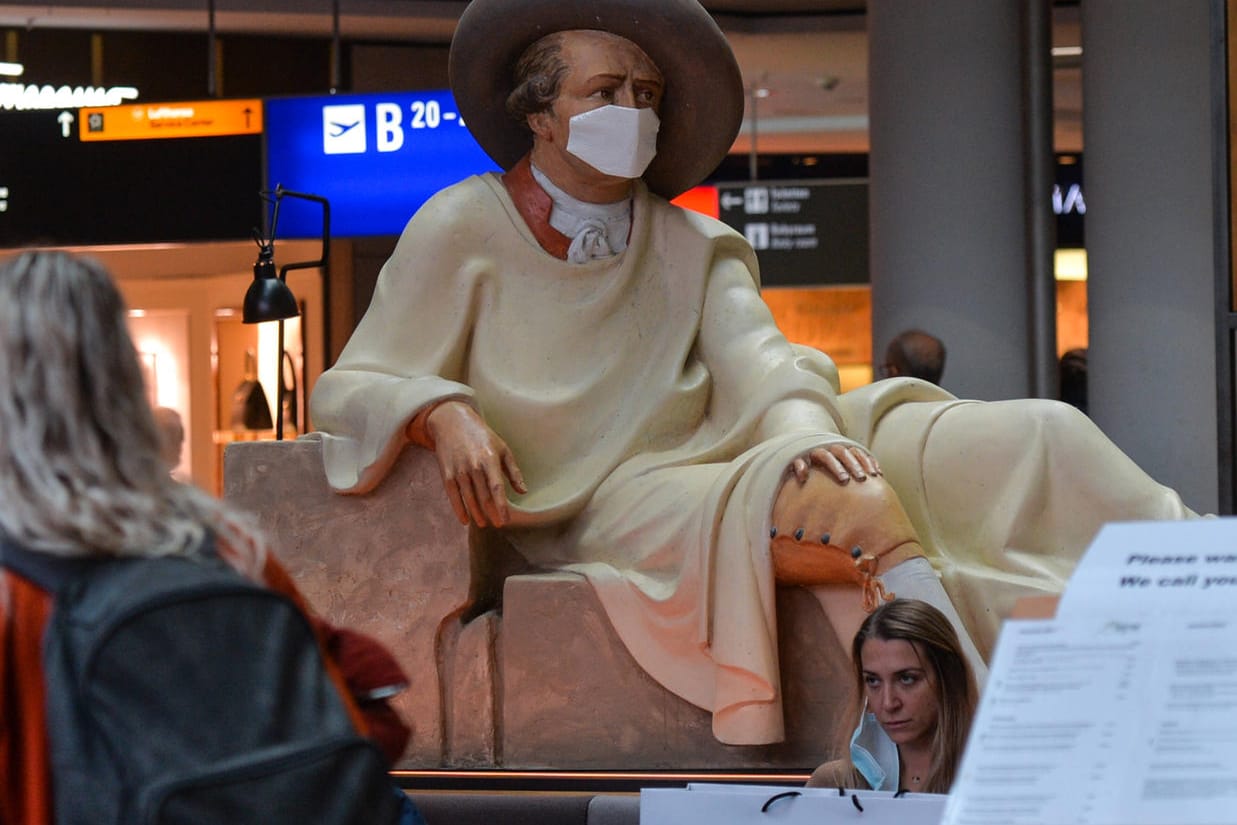 Eine Statue von Goethe mit Maske auf den Frankfurter Flughafen (Symbolbild): Die Inzidenz in Deutschland liegt weiter über 100.