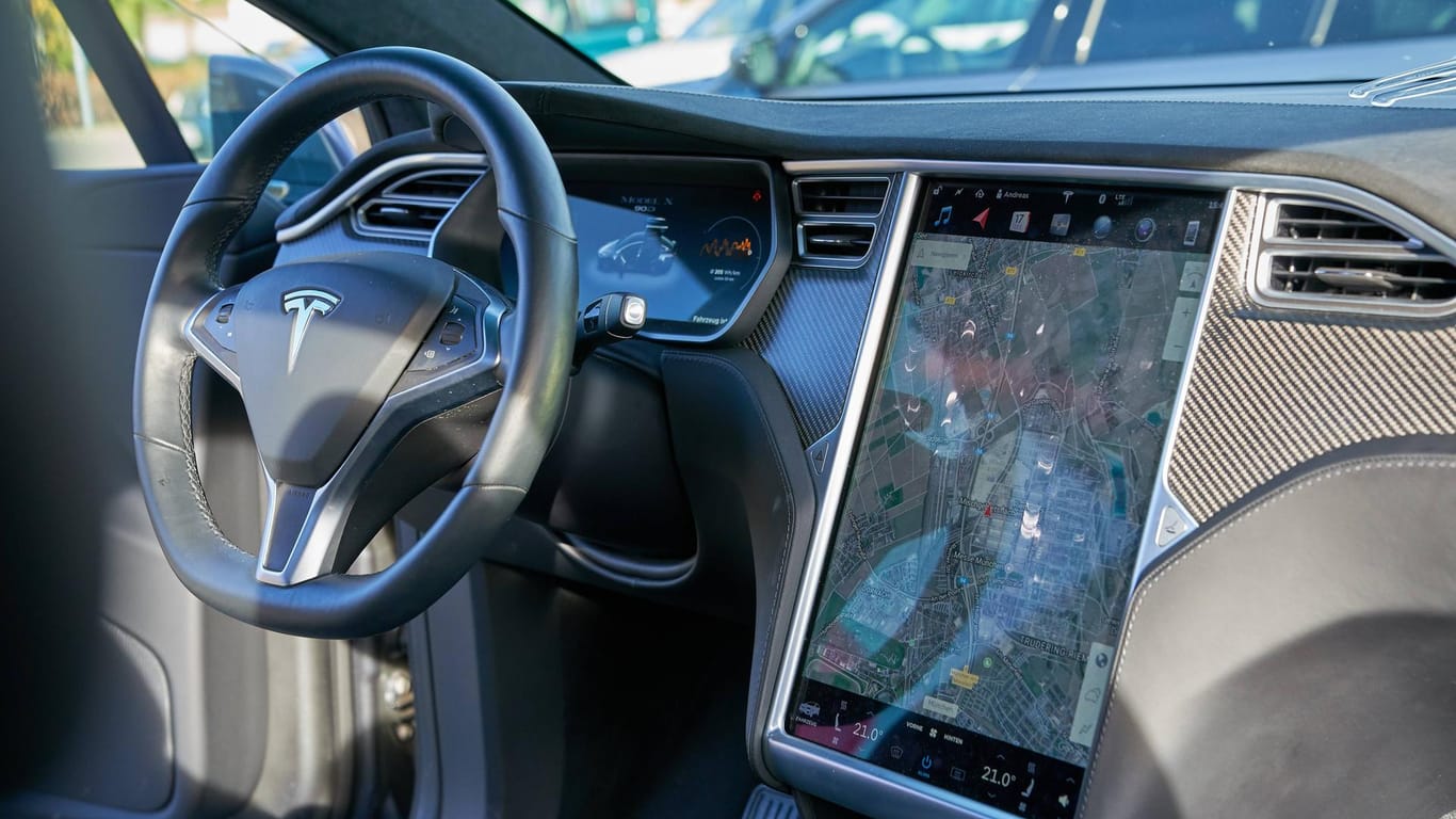 Das Armaturenbrett eines Tesla Model X (Archivbild): Das Unternehmen hat ein Update für den Selbstfahrmodus wieder zurückgezogen.