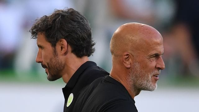 Interimstrainer Michael Frontzeck (r) übernimmt beim VfL Wolfsburg die Aufgaben von Mark van Bommel. Interimstrainer Michael Frontzeck (r) übernimmt beim VfL Wolfsburg die Aufgaben von Mark van Bommel.