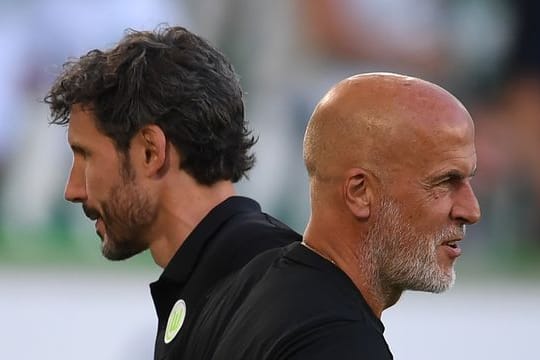 Interimstrainer Michael Frontzeck (r) übernimmt beim VfL Wolfsburg die Aufgaben von Mark van Bommel.