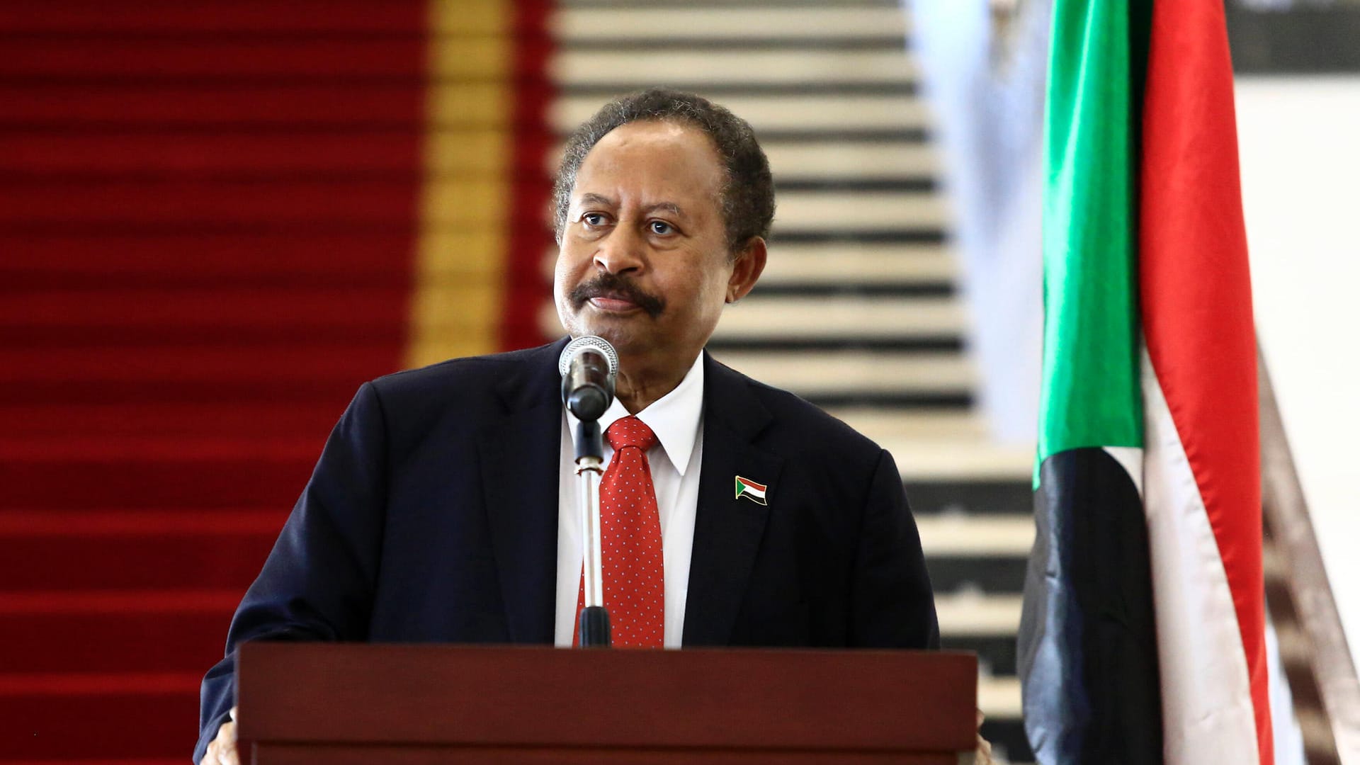 Sudans Ministerpräsident Abdalla Hamdok bei einer Pressekonferenz (Archivbild): Nach Angaben seiner Familie ist sein Haus von Militärs umstellt worden.